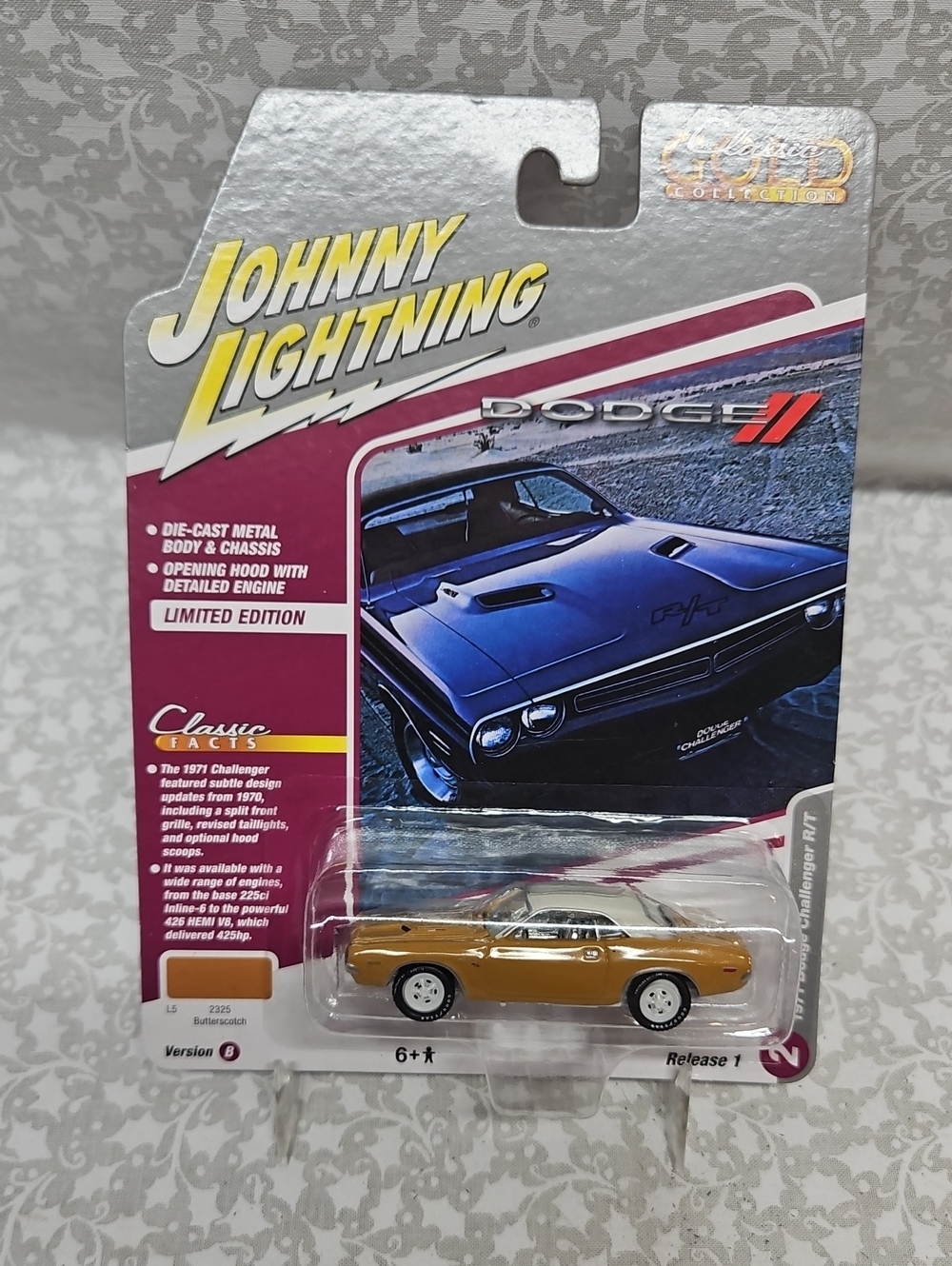 Johnny Lightning Classic Gold 1971 Dodge Challenger R/T white lightning Limited